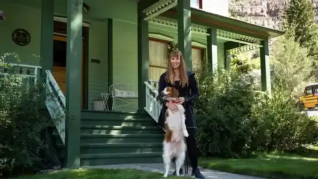 Dexter, anjing yang berjalan dengan dua kaki belakang seperti seorang manusia (Foto: photographer David Clifford/The Guardian)