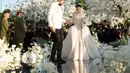 Detail yang paling mencuri perhatian hadir pada bagian bodice. Christie Basil menghadirkan teknik draping artistik yang membentuk garis-garis lembut mengikuti lekuk tubuh Jennifer. Siluet ini memberikan kesan ramping sekaligus anggun, tanpa menghilangkan nuansa romantis yang menjadi identitas gaun tersebut. [@jennifercoppenreal20].