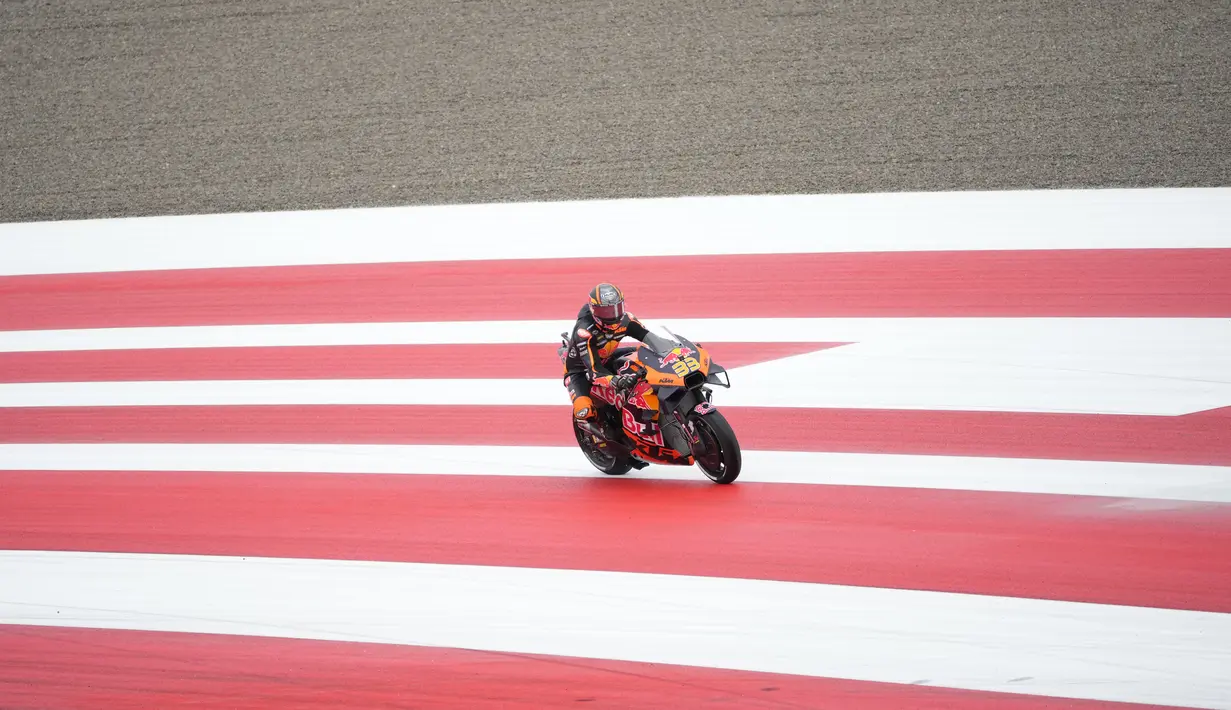 Pembalap Afrika Selatan Brad Binder dari Red Bull KTM Factory Racing mengendarai sepeda motornya saat latihan bebas ketiga di Pertamina Mandalika International Street Circuit, Mandalika, Lombok Tengah, Nusa Tenggara Barat, Sabtu (19/3/2022). (AP Photo/Achmad Ibrahim)