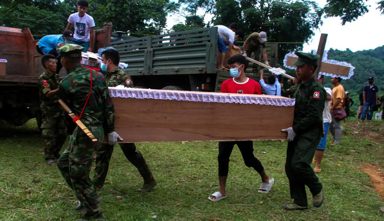 Pada Senin (9/10/2023), 29 warga sipil, sebelas di antaranya anak-anak, dikabarkan tewas dalam serangan udara dan artileri yang diduga dilakukan militer Myanmar. (STR/AFP)
