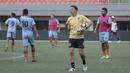 Pelatih Timnas Fiji, Christope Gamel, memimpin latihan jelang laga melawan Indonesia di Stadion Patriot, Bekasi, Jumat, (1/9/2017). Fiji akan menjalani laga Persahabatan melawan Indonesia. (Bola.com/M Iqbal Ichsan)