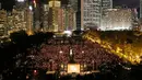 Pemandangan saat ribuan orang berkumpul sambil menyalakan lilin untuk memperingati Insiden Tiananmen di Taman Victoria Hong Kong (4/6). (AP/Vincent Yu)