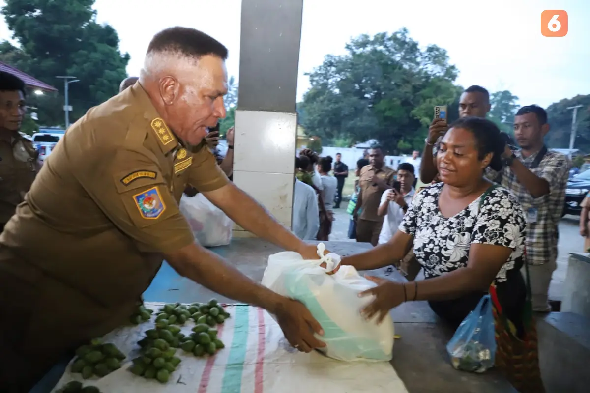 Penjabat Gubernur Papua Barat Komjen Pol. (Purn) Paulus Waterpauw