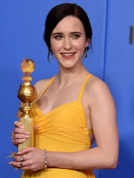 Rachel Brosnahan tersenyum saat berpose dengan penghargaan Aktris Terbaik dalam Serial televisi, Komedi atau Musikal untuk serial "The Marvelous Mrs. Maisel" selama 76th Golden Globe Awards di Beverly Hills, California (7/1). (AP Photo/Jordan Strauss)