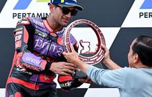 FOTO: Juara MotoGP Indonesia 2024, Jorge Martin Terima Trofi Kemenangan dari Jokowi