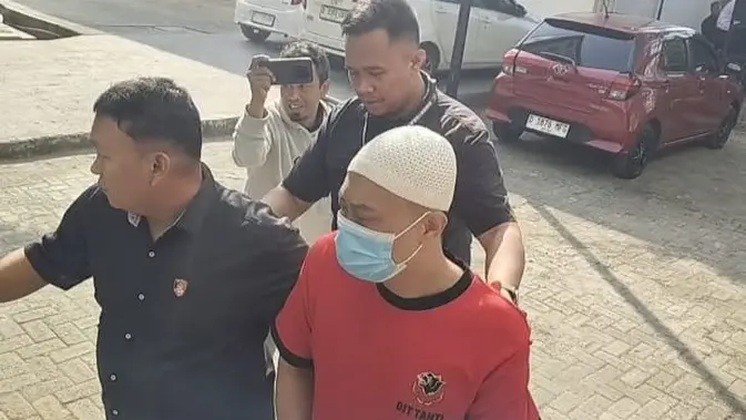 Tampang Taufik Hidayat Saat Rekonstruksi Penyekapan Kekasihnya