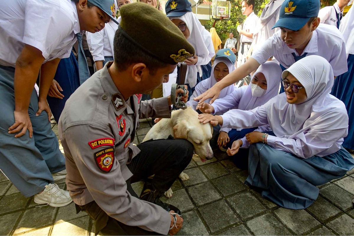 FOTO: Semangat Murid SLB Belajar Bersama Anjing K-9 Mabes Polri