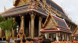 Ratusan biksu tiba di Grand Place memperingati ulang tahun ke-70 Raja Thailand Bhumibol Adulyadej Berkuasa di Bangkok, Thailand (9/6). Perayaan ini sekaligus mengukuhkan sosok raja Bhumibol sebagai bapak bangsa. (REUTERS/Jorge Silva)