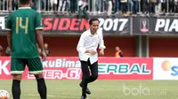 PresPresiden Republik Indonesia, Joko Widodo saat melakukan tendangan pertama tanda dibukannya turnamen Piala Presiden 2017 di Stadion Maguwoharjo, Sleman, Sabtu (4/2/2017). (Bola.com/Nicklas Hanoatubun)