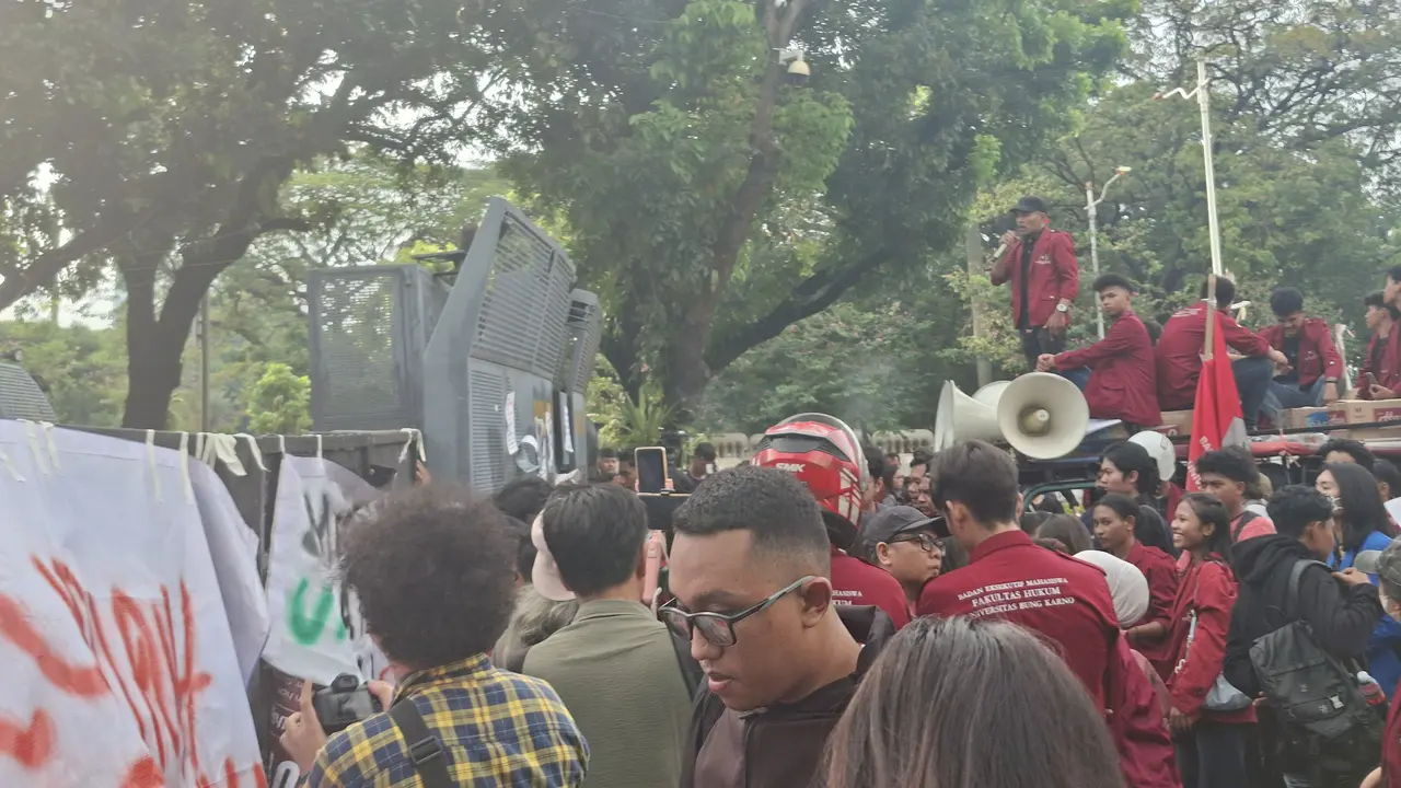Massa mahasiswa menggelar aksi demonstrasi di kawasan Jakarta Pusat. Mereka terhalang pagar besi kepolisan saat menuju Patung Kuda. (Liputan6/Rifqy Alief)