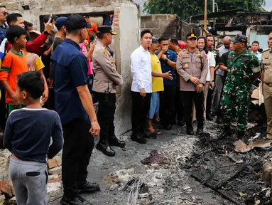 Wakil Presiden (Wapres) Republik Indonesia, Gibran Rakabuming Raka (tengah) saat meninjau langsung lokasi kebakaran di permukiman padat penduduk di Jalan Kemayoran Gempol, Kemayoran, Jakarta, Selasa (21/1/2025). (Liputan6.com/Herman Zakharia)