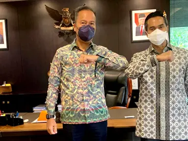 Menteri Perindustrian Agus Gumiwang Kartasasmita dan Calon Ketua
Umum Kadin Anindya N. Bakrie foto bersama di kantor Kemenperin, Jakarta, Selasa (05/4/2021). Agus Gumiwang mengatakan Anindya Bakrie memiliki jiwa kepemimpinan yang matang dan memahami organisasi secara utuh. (Liputan6.com/HO/Alwi)