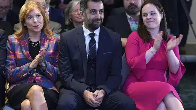 Humza Yousaf terpilih sebagai pemimpin baru Partai Nasional Skotlandia (SNP) pada Senin (27/3/2023), menjadikannya orang kulit berwarna pertama dan muslim pertama yang memimpin negara berpenduduk 5,5 juta orang itu. (Andrew Milligan/PA via AP)