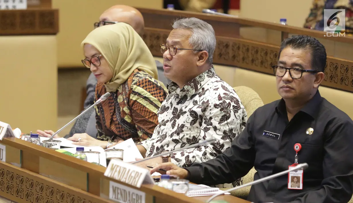 Ketua KPU, Arief Budiman (tengah) saat mengikuti rapat kerja/rapat dengar pendapat dengan Komisi II DPR di Kompleks Parlemen, Jakarta, Kamis (26/9/2019). Rapat membahas evaluasi Pemilu 2019 dan persiapan Pilkada Serentak 2020. (Liputan6.com/Helmi Fithriansyah)
