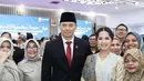 Kali ini, Annisa Pohan tata rambut dengan sanggul belah tengah dan makeup fresh bernuansa pink. Tampilan bibir Annisa Pohan terlihat sehat dengan lipstik gloss berwarna pink [@annisayudhoyono]