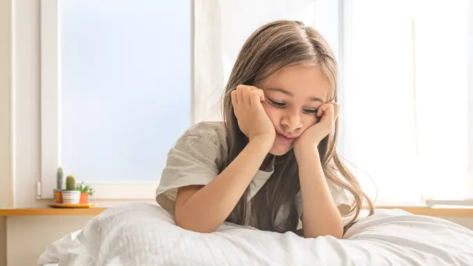 Seorang anak perempuan menopang wajahnya dengan kedua tangan (Foto Dok: Freepik/pvproductions)