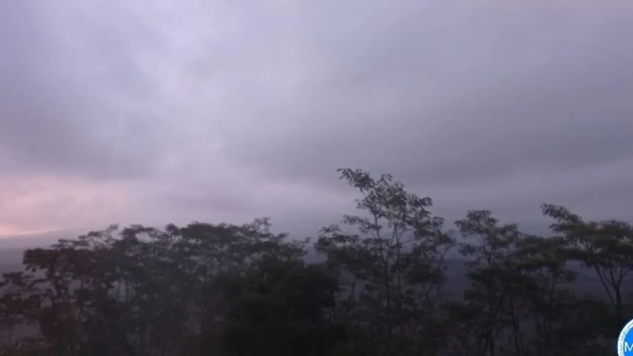 Pengamatan Gunung Semeru secara visual tertutup kabut (Istimewa)