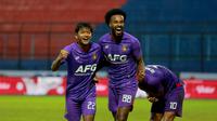 Striker debutan asal Brasil, Joanderson de Jesus Assis merayakan gol tunggal Persik ke gawang Persikabo di Piala Presiden 2022 di Stadion Kanjuruhan Kepanjen, Kabupaten Malang, Minggu (12/6/2022). (Bola.com/Arief Bagus Prasetiyo)