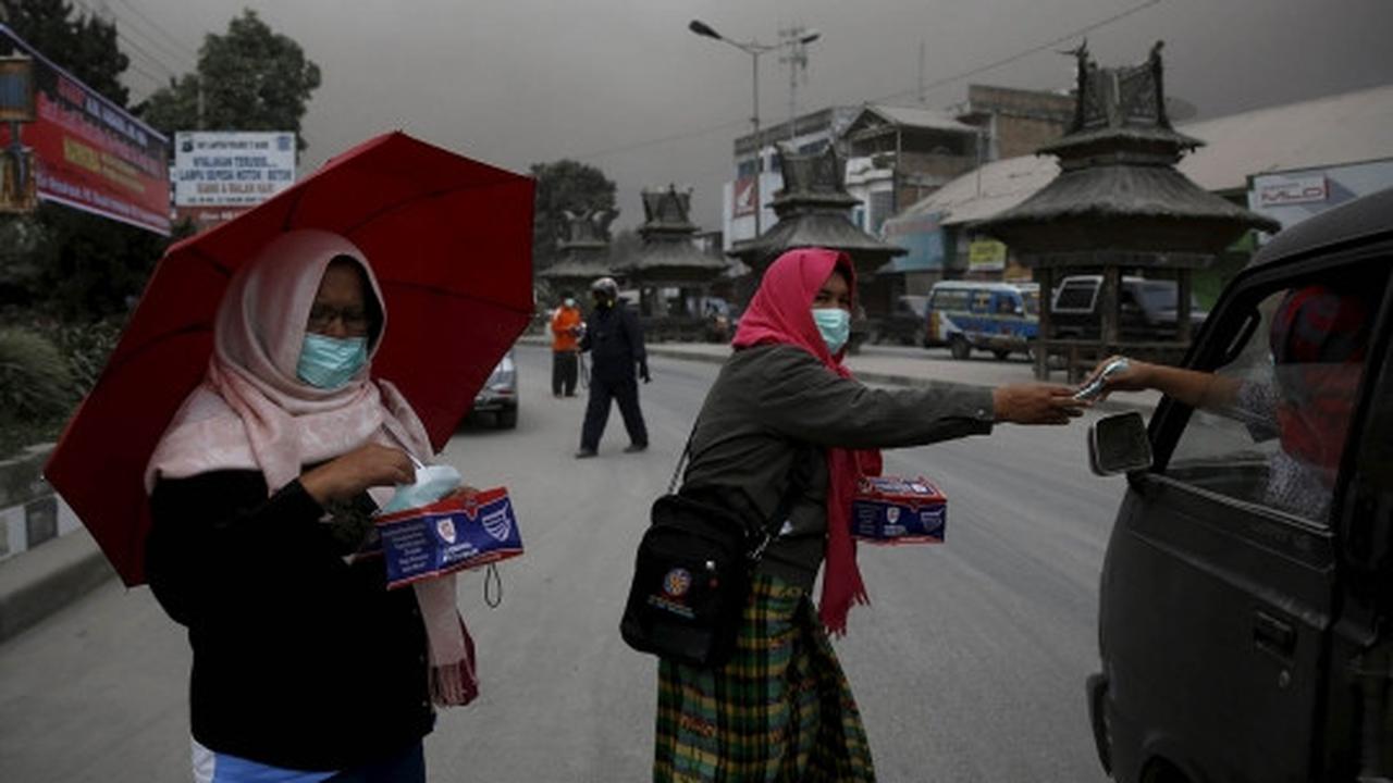 Warga Karo beraktivitas pakai masker di tengah letusan Sinabung