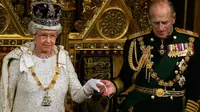 Pangeran Philip dari Inggris (kanan) memegang tangan Ratu Elizabeth II setelah dia berbicara kepada para politisi di 'State Opening Of Parliament' di London pada 15 November 2006. (ADRIAN DENNIS / POOL / AFP)