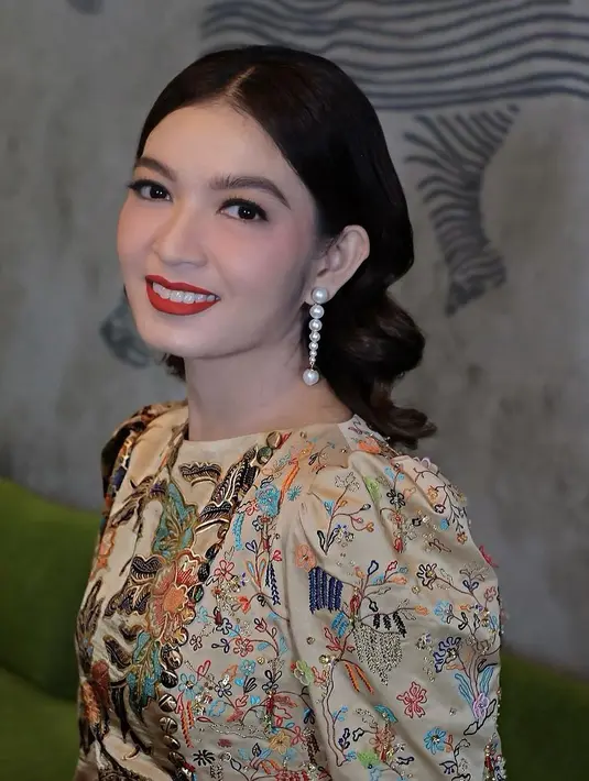 Riasan Selvi Ananda pun terlihat bold dengan lipstik merah dan rambut wavy yang menawan [@mel_ahyar]