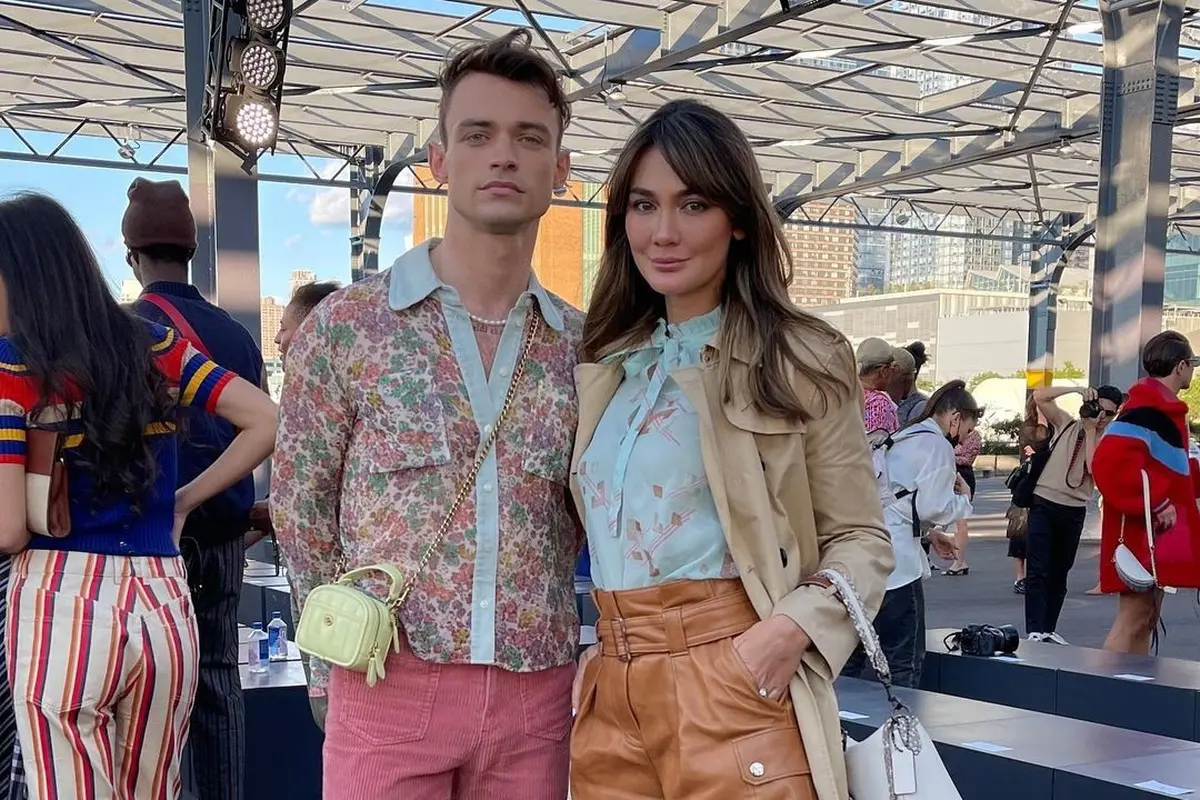 Pesona Cantik Luna Maya dengan Busana Retro di Coach Runway New York Fashon Week