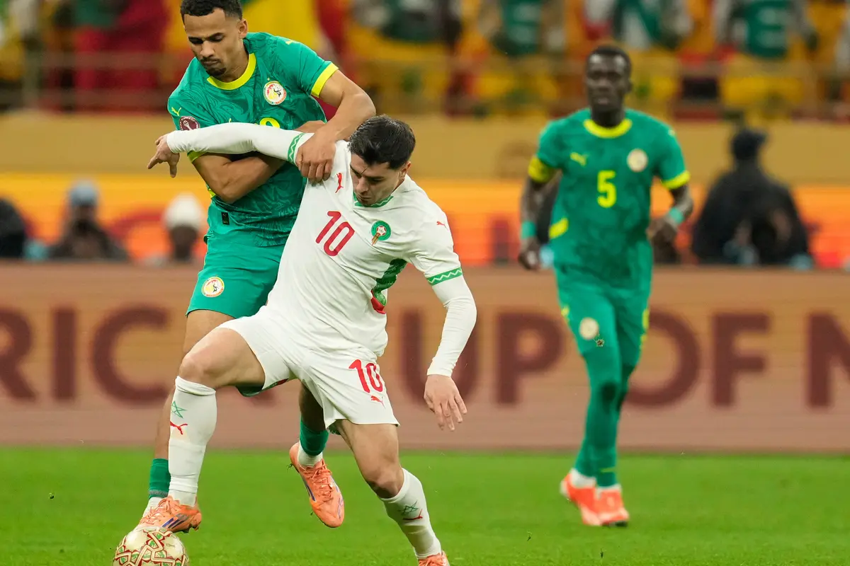 Pemain Senegal Iliman Ndiaye (kiri) berebut bola dengan pemain Maroko Brahim Diaz