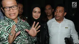 Model asal Manado, Fenny Steffy Burase ditemani pengacaranya Fahri Timur memberi keterangan seusai pemeriksaan di gedung KPK, Jakarta, Rabu (18/7). Steffy Burase diperiksa sebagai saksi untuk tersangka Gubernur Aceh Irwandi Yusuf (Merdeka.com/Dwi Narwoko)