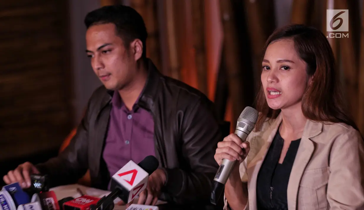 Juru bicara Alexis Group, Lina Novita memberikan keterangan kepada awak media di lantai 2 Hotel Alexis, Jakarta, Selasa (31/10). Manajemen Alexis buka suara terkait tidak diperpanjangnya izin operasi oleh Pemprov DKI Jakarta. (Liputan6.com/Faizal Fanani)