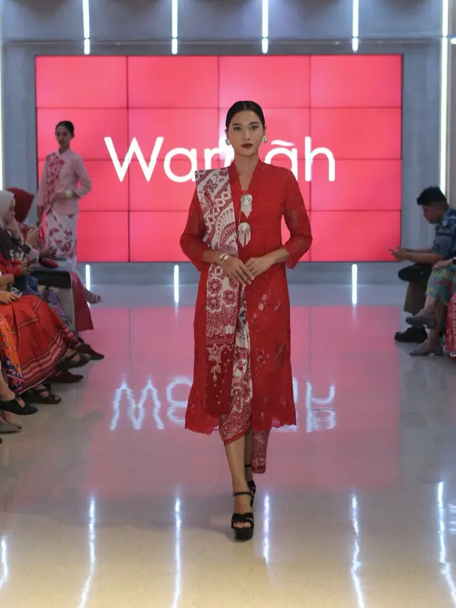Roemah Kebaya Vielga Luncurkan Koleksi Kebaya Merah Putih.[Daniel Kampua/Fimela]