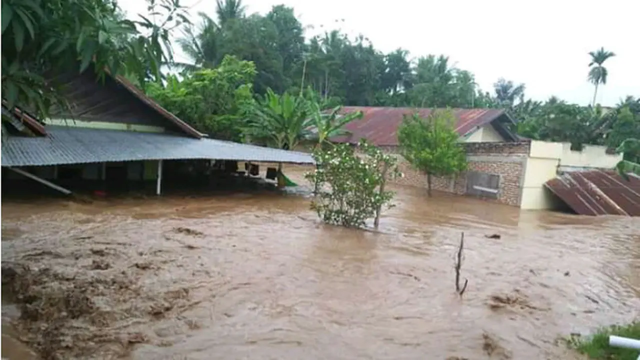 Banjir Setinggi 2 Meter Rendam Permukiman Warga Gorontalo