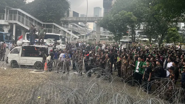 Ratusan anggota Banser menggeruduk halaman depan Gedung Merah Putih Komisi Pemberantasan Korupsi (KPK) di Jakarta.