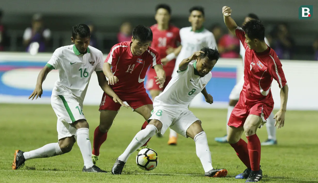 Pemain Indonesia,  Muhammad Hargianto, saat melawan Korea Utara pada laga PSSI Anniversary Cup 2018 di Stadion Pakansari, Senin (30/4/2018). Skor berakhir imbang 0-0. (Bola.com/M Iqbal Ichsan)
