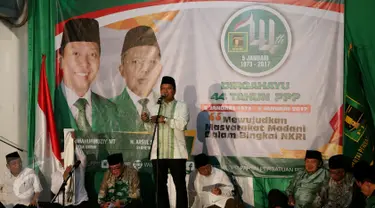 Ketua Umum PPP kubu Romahurmuziy memberikan sambutan di acara tasyakuran merayakan HUT PPP ke-44 di Tebet Barat, Jakarta, Kamis (5/1). Tasyakuran tersebut mengusung tema 'Mewujudkan Masyarakat Madani dalam Bingkai NKRI'. (Liputan6.com/Johan Tallo)