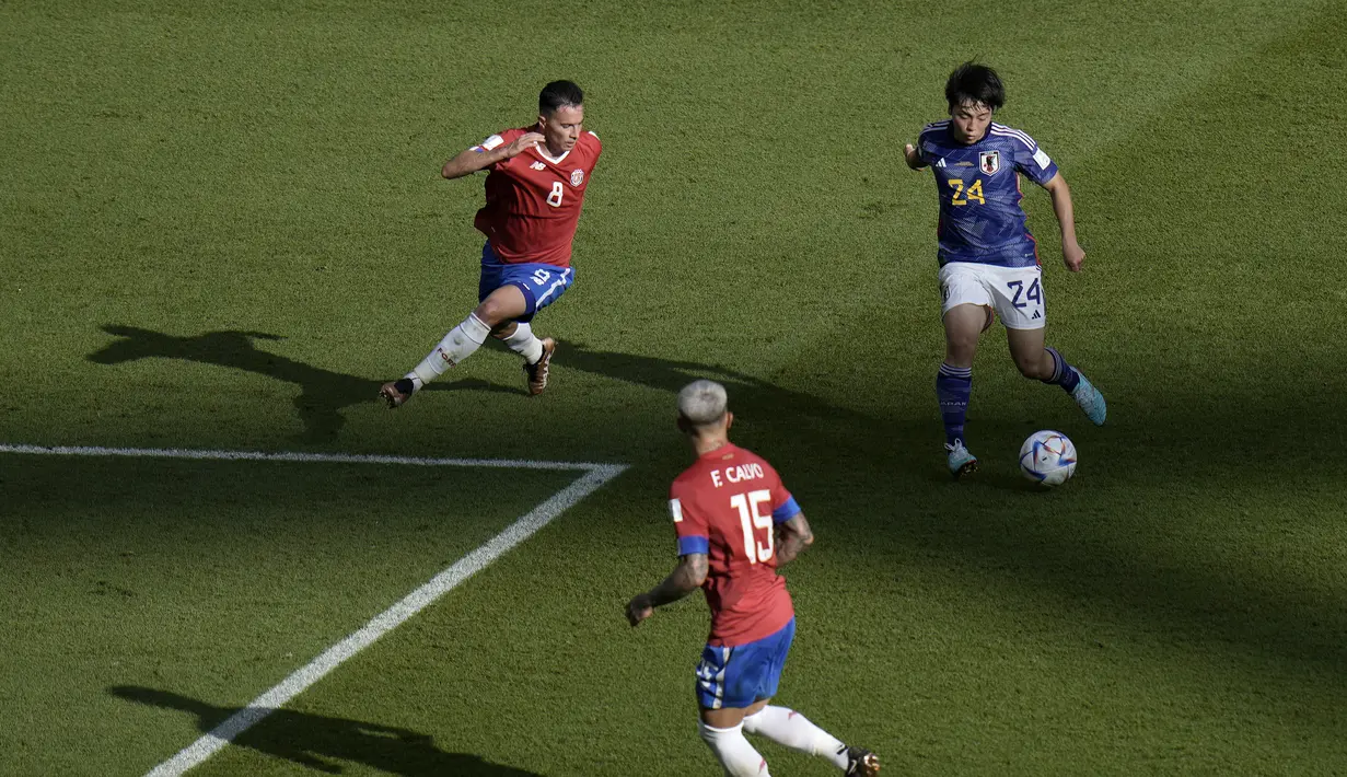 Penyerang Jepang, Yuki Soma menguasai bola dari kawalan dua pemain Kosta Rika selama pertandingan grup E Piala Dunia 2022 Qatar di Stadion Ahmad Bin Ali di Al Rayyan, Qatar, Minggu, 27 November 2022. Kemenangan ini membuat Kosta Rika berada diperingkat ketiga dengan tiga poin. (AP Photo/Hassan Ammar)