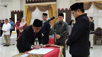 Penjabat Gubernur Gorontalo Hamka Hendra Noer saat melantik pejabat tinggi. Foto: Dok. Diskominfotik (Arfandi Ibrahim/Liputan6.com