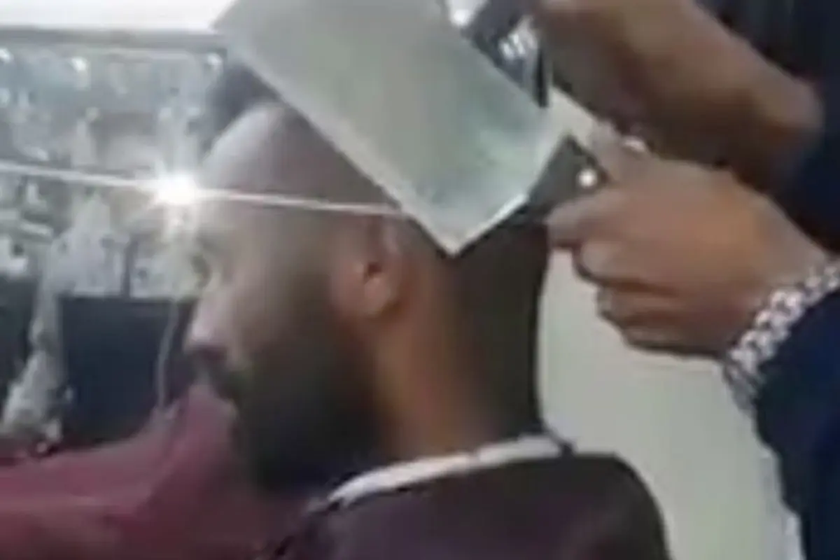 [Bintang] Perlu Nyali, Barber Ini Pangkas Rambut Pakai Pisau Daging!
