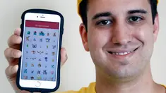Nick Johnson yang dikenal sebagai 'master' Pokemon Go menunjukkan koleksi monsternya kepada awak media di Tokyo, Jepang, Senin (8/8). Pria asal AS ini menjadi orang pertama di dunia yang menangkap 145 monster. (REUTERS/Kim Kyung-Hoon)