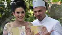 Nikita Mirzani resmi menjadi istri dari pria berdarah Irak, Sajad Ukra.Nikita menikah Jumat (11/10/13) di kawasan Jeruk Purut, Jakarta Selatan (Liputan6.com/ Andrian M Tunay)