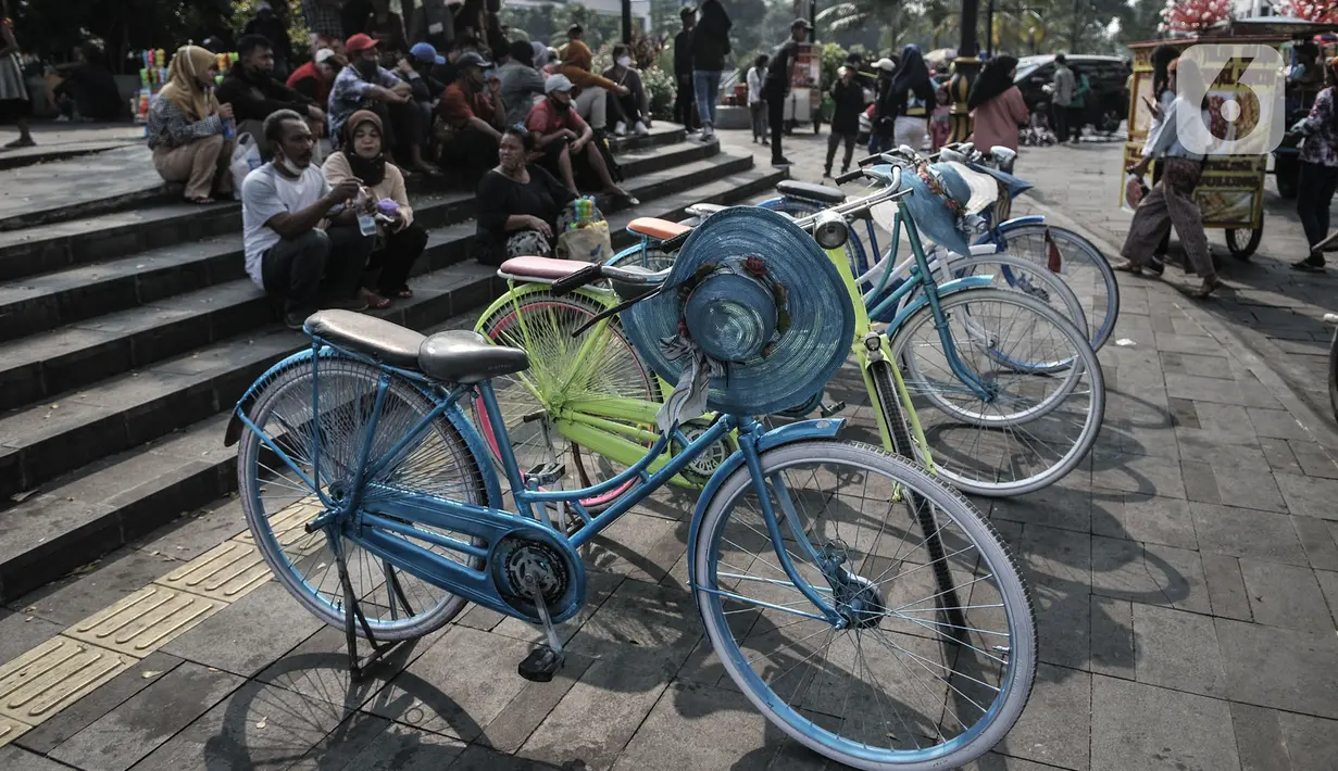Sepeda disewakan di kawasan wisata Kota Tua, Jakarta, Minggu (28/6/2020). Para pedagang, delman, dan jasa penyewaan sepeda pun terlihat kembali meramaikan suasana di sekitar Kali Besar. (merdeka.com/Iqbal S. Nugroho)