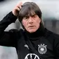 2. Joachim Loew - Pelatih Timnas Jerman ini terlihat tengah menghisap tembakau saat menyaksikan laga perempat final Euro 2008 ketika Jerman melawan Portugal. Loew tidak membatah bahwa dirinya perokok. (AFP/Peter Steffen)