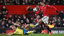<p>Bek Raphael Varane berebut bola dengan penyerang Nottingham Forest, Sam Surridge selama pertandingan leg kedua semifinal Piala Liga Inggris di Old Trafford di Manchester, Inggris, pada 1 Februari 2023. Menurut laporan Le Parisien yang dilansir dari Daily Mail, Kamis (2/2/2023), Varane ingin berhenti dari tugas internasional demi hanya fokus bersama klub. (AFP/Paul Ellis)</p>