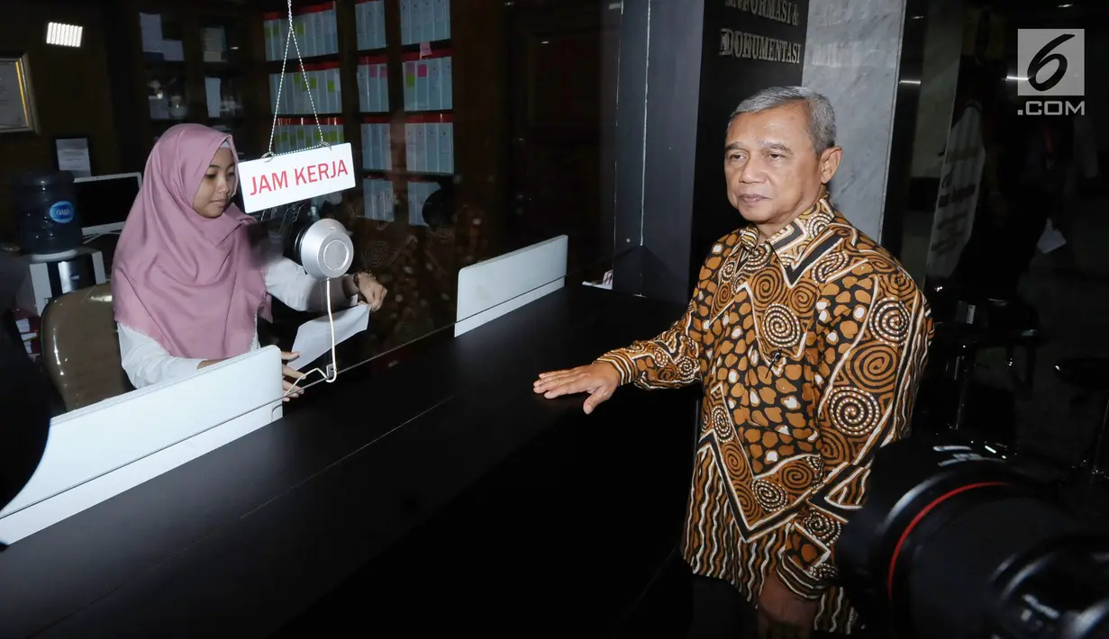 Mantan Wakil Ketua KPK M Busyro Muqoddas (kanan) usai menyerahkan surat permohonan di gedung MK, Jakarta, Kamis (7/12). Mereka mengajukan permohonan mencabut gugatan pasal 79 ayat 3 UU MD3 tentang hak angket. (Liputan6.com/Helmi Fithriansyah)