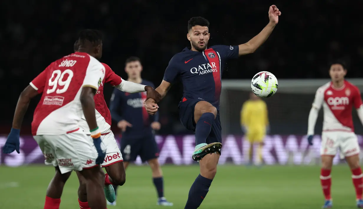Les Parisiens sementara unggul empat angka dari Nice di posisi 2. (FRANCK FIFE / AFP)