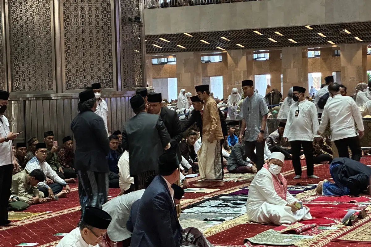 Mantan Gubernur DKI Jakarta Anies Baswedan beribadah Sholat Idul Fitri 1444 H di Masjid Istiqlal, Jakarta, bersama Ma’ruf Amin dan Jusuf Kalla.