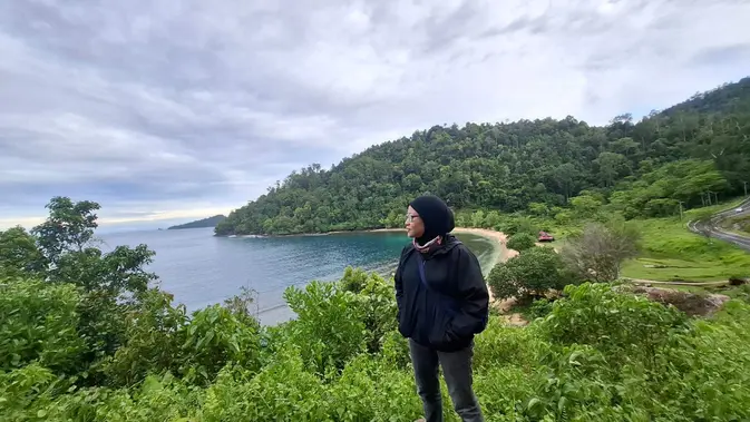 <p>Salah satu spot swafoto dengan latar belakang pantai di kawasan wisata Mandeh Padang-Pesisir Selatan Sumsel, yang sering disamakan dengan Raja Ampat Papua (Liputan6.com / Nefri Inge)</p>