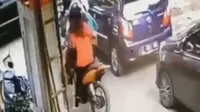 Mengejutkan, Lihat yang Dilakukan Pemotor Ini Saat Pengendara Lain Jatuh