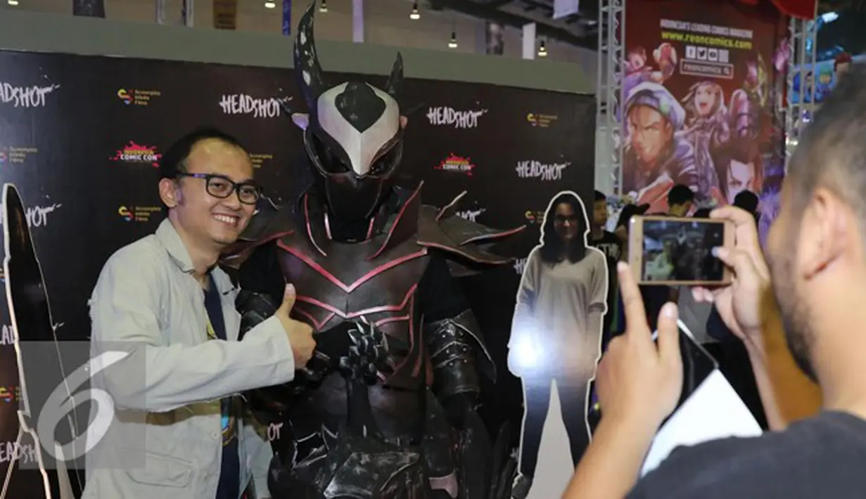 Pengunjung berfoto bareng tokoh comic con pada acara Indonesia Comic Con 2016 di Jakarta, Sabtu (1/10). Indonesia Comic Con 2016 diselenggarakan pada 1 - 2 Oktober mulai pukul 10.00 hingga 22.00 WIB. (Liputan6.com/Herman Zakharia)