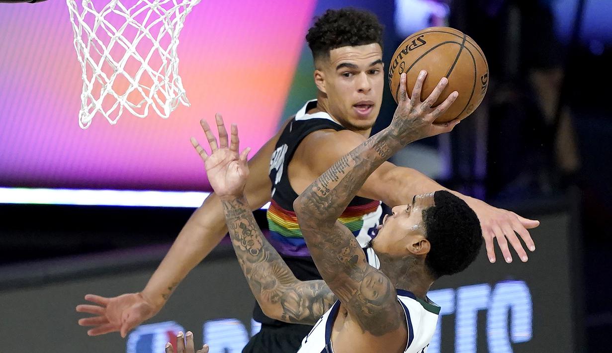 Pemain Utah Jazz, Jordan Clarkson, berusaha mencetak poin saat melawan Denver Nuggets pada ronde pertama playoff NBA musim 2020 di The Field House, Florida, Selasa (18/8/2020). Denver Nuggets menang 135-125 atas Utah Jazz. (AFP/Ashley Landis/Pool/Getty Images)