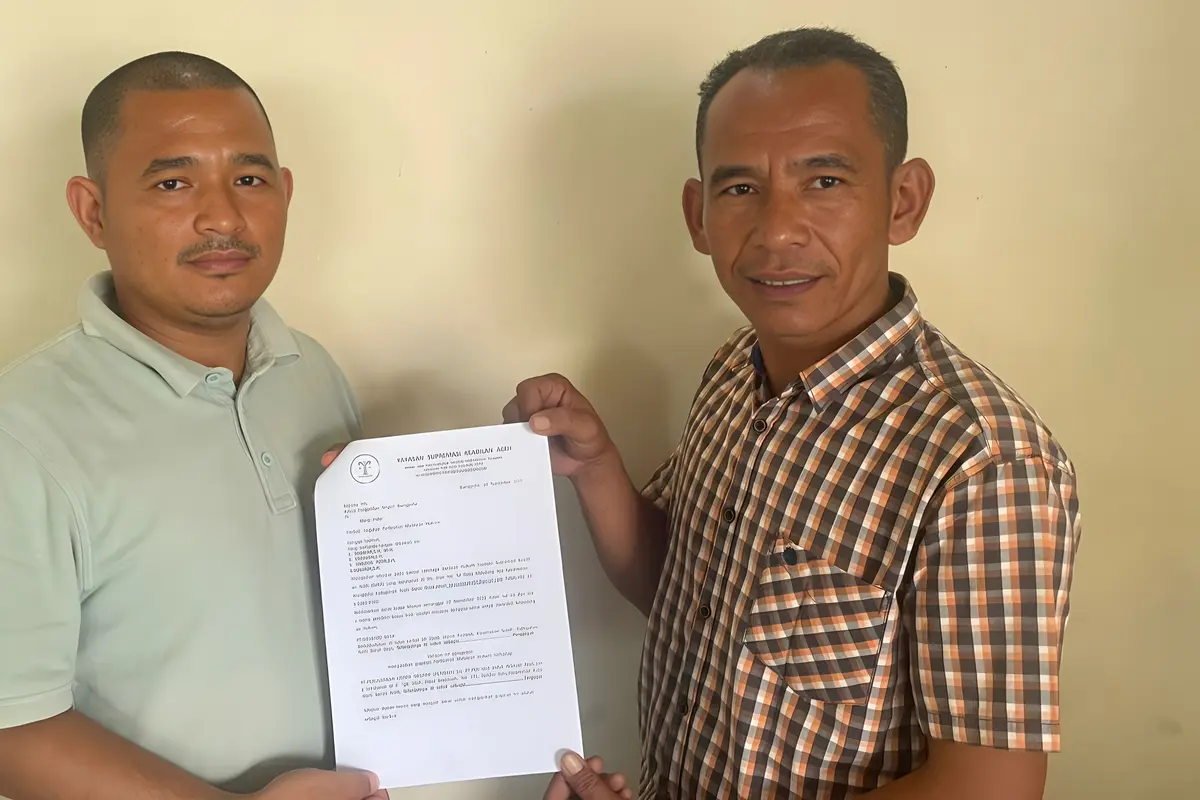 Kiri mengenakan baju warna hijau Laurel, Miswar, merupakan kuasa hukum dari M. Hatta (kanan), yang menggugat PLN sebesar Rp 1,7 M